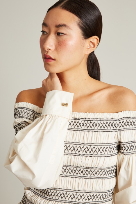 Blusa con hombros descubiertos y bordado