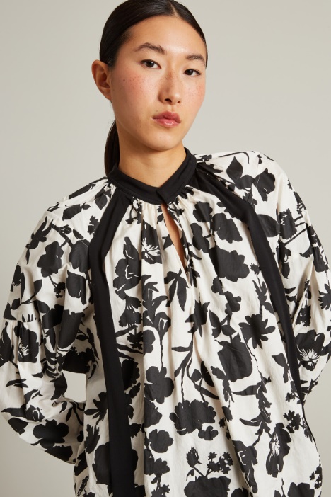 Casacca in raso con nastri