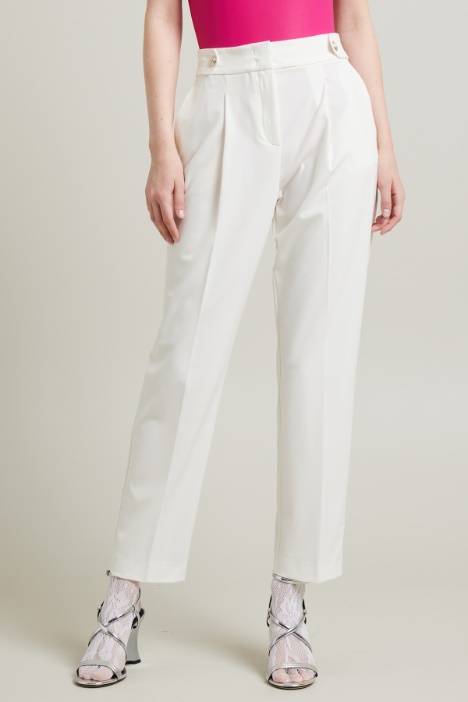 Pantaloni carrot con cinturini