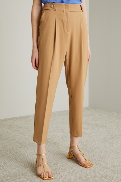 Pantaloni carrot con cinturini