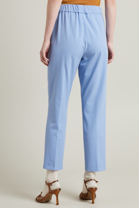 Pantaloni carrot con cinturini