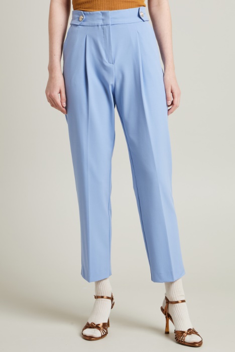 Pantaloni carrot con cinturini