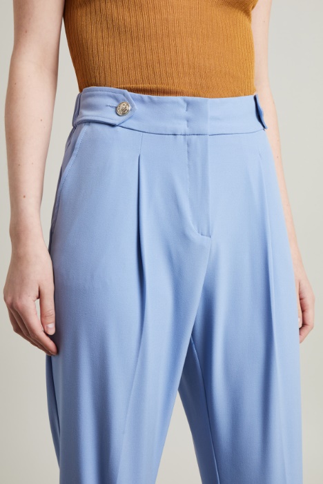 Pantaloni carrot con cinturini