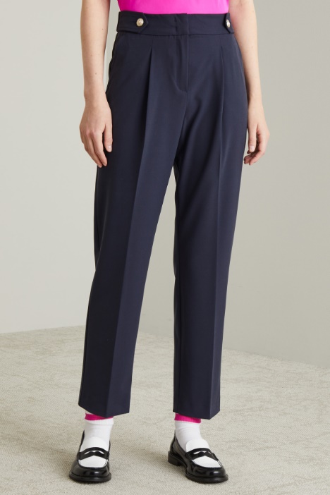 Pantaloni carrot con cinturini