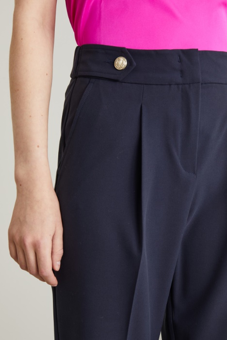 Pantaloni carrot con cinturini