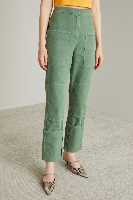 Pantaloni con maxi risvolto