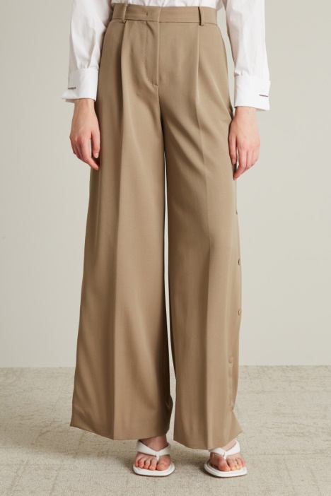 Pantaloni con aperture laterali