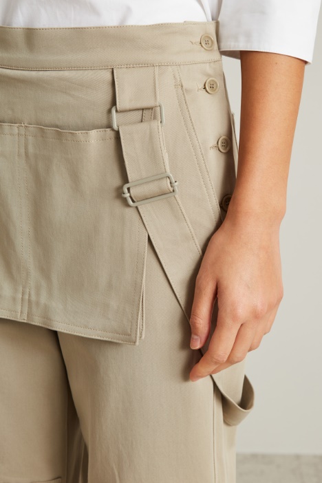 Pantaloni con bretelle