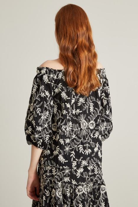 Top off shoulder con ricamo