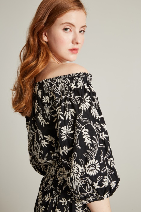 Top off shoulder con ricamo