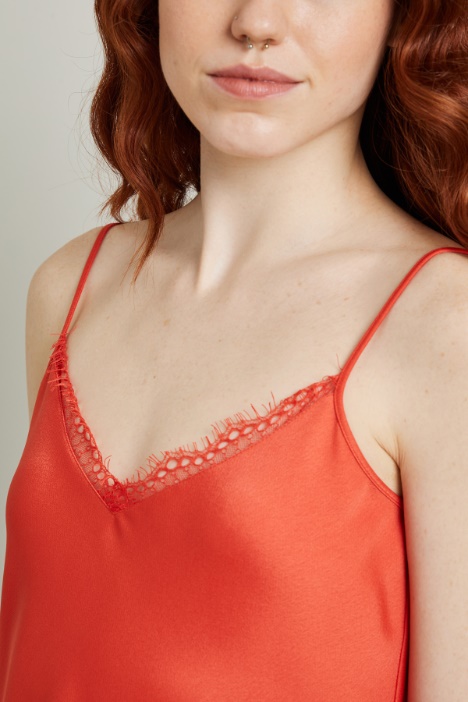 Top in enver satin con pizzo