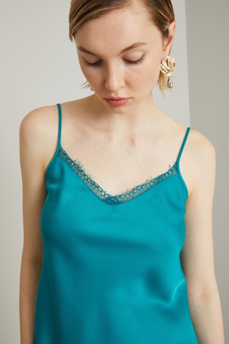 Top in enver satin con pizzo