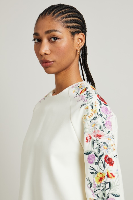 Vestido con mangas bordadas