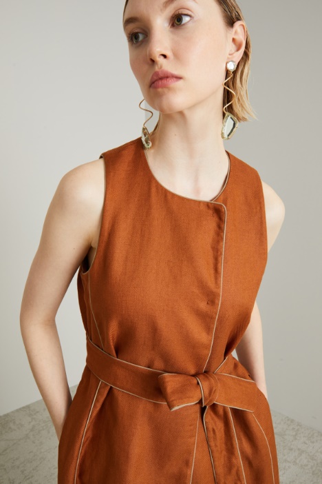 Gilet lungo in lino con piping