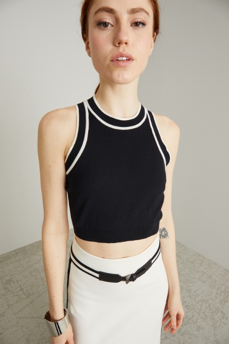 Crop top vogatore in maglia