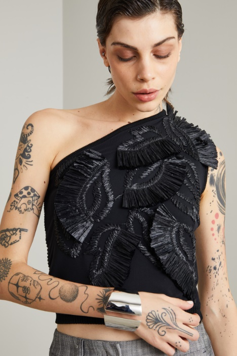 Top con ricami in rafia