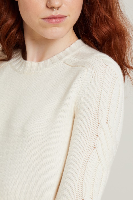 Maglia con profili a trecce