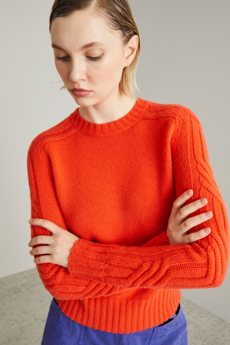 Maglia con profili a trecce