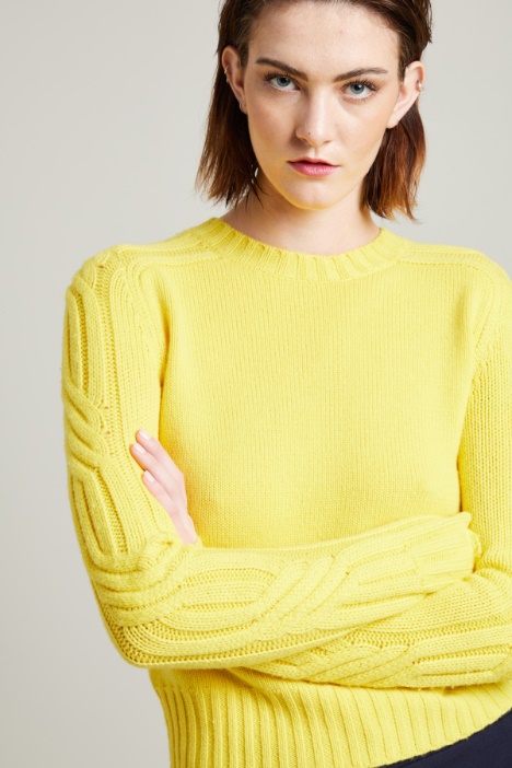 Maglia con profili a trecce