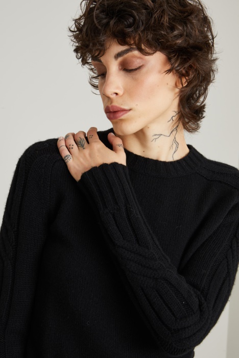 Maglia con profili a trecce