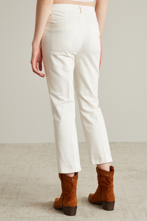 Pantalón acampanado de gabardina