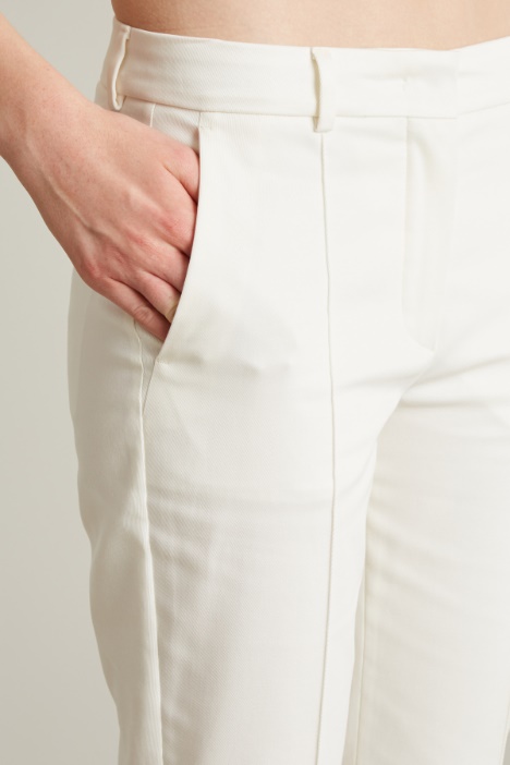 Pantalón acampanado de gabardina