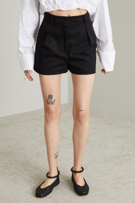 Shorts con pieghe cucite