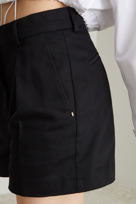 Shorts con pieghe cucite