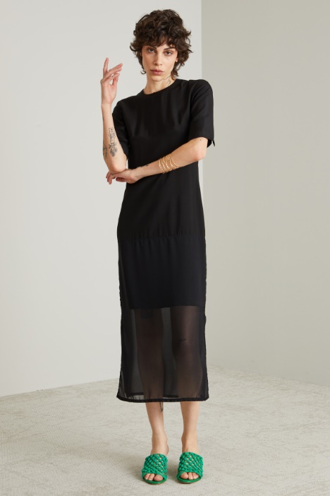 Abito con inserto in chiffon