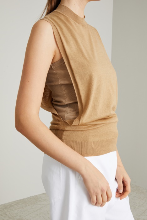 Maglia smanicata in lana e seta