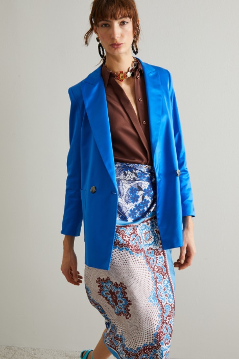 Blazer de satén con doble botonadura