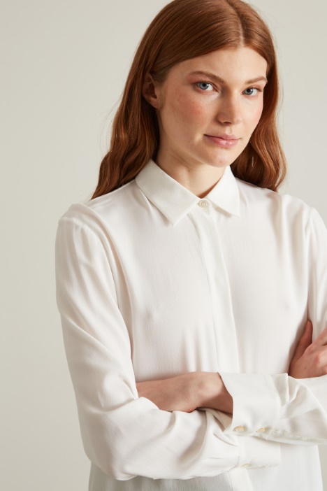 Camicia con accessorio a fiore