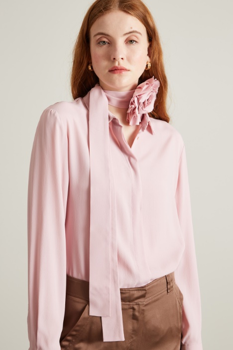 Camicia con accessorio a fiore