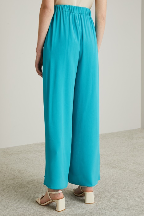 Pantalón ancho con paneles