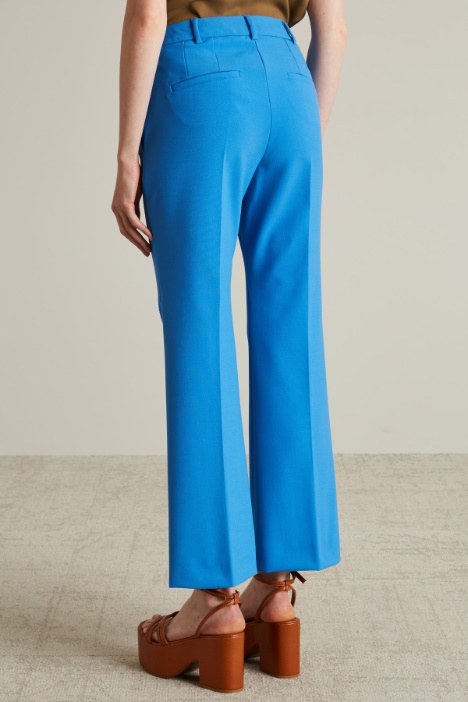 Pantalón acampanado de lona elástica