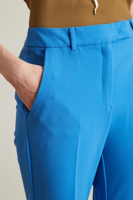 Pantalón acampanado de lona elástica