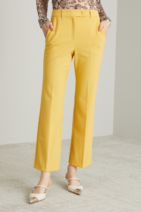 Pantaloni flare in tela stretch