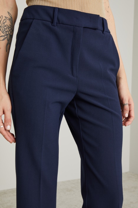 Pantaloni flare in tela stretch