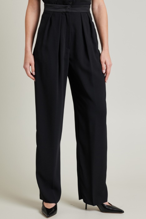 Pantaloni carrot in enver satin