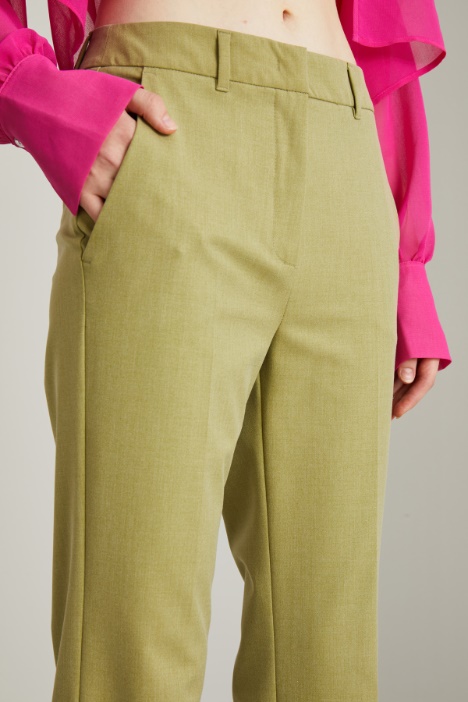 Pantalón acampanado de lona