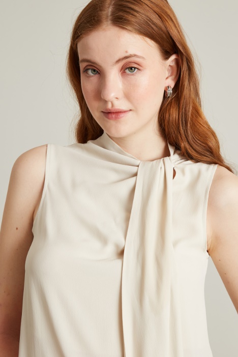 Top in crépe con fiocco