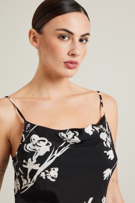 Top con cuello drapeado