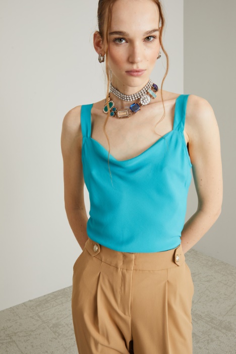 Top con cuello drapeado