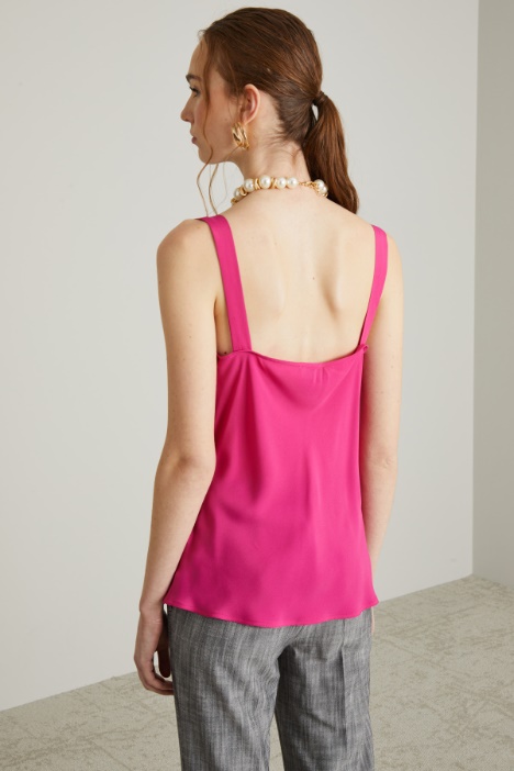 Top con cuello drapeado