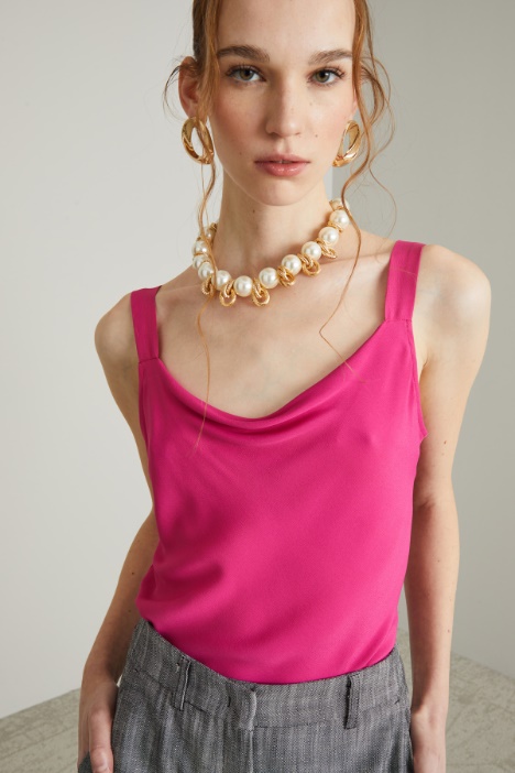 Top con cuello drapeado