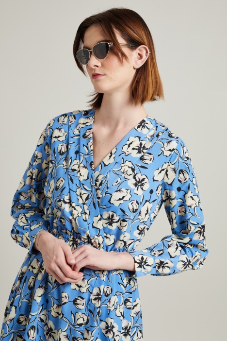 Abito con scollo incrociato