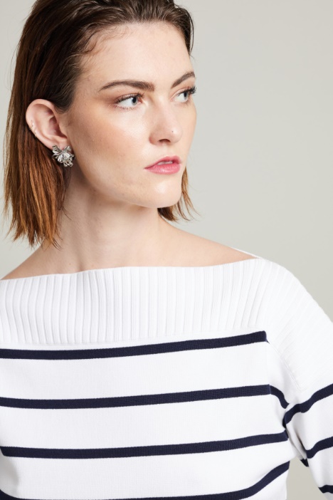 Maglia con scollo a barchetta