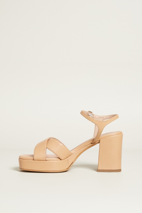 Sandali con fascia incrociata