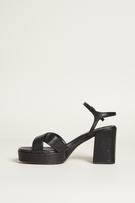 Sandali con fascia incrociata