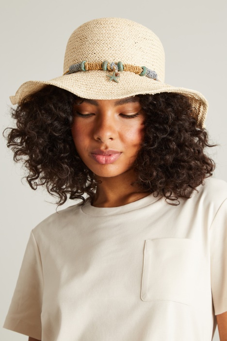 Sombrero de rafia